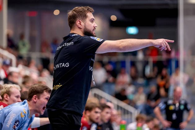 02.10.2026, 6. Spieltag der 2. Handball-Bundesliga, TuSEM Essen - SC DHfK Leipzig. Cheftrainer Kenji Hövels (TUSEM Essen hc) gestikulierend am Spielfeldrand NRW Deutschland