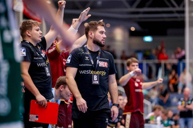 02.10.2026, 6. Spieltag der 2. Handball-Bundesliga, TuSEM Essen - SC DHfK Leipzig. Cheftrainer Kenji Hövels (TUSEM Essen hc) gestikulierend am Spielfeldrand NRW Deutschland
