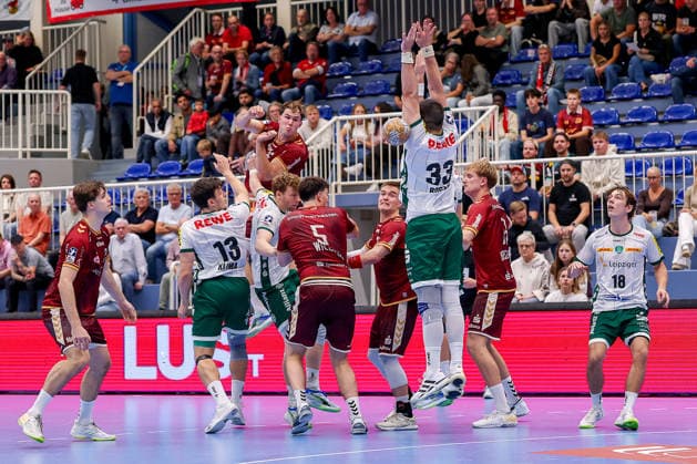 02.10.2026, 6. Spieltag der 2. Handball-Bundesliga, TuSEM Essen - SC DHfK Leipzig. Luka Rogan (SC DHFK Leipzig 33) verteidigt Freiwurf NRW Deutschland