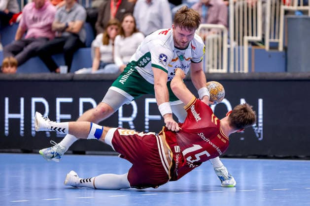 02.10.2026, 6. Spieltag der 2. Handball-Bundesliga, TuSEM Essen - SC DHfK Leipzig. Nils Homscheid (TUSEM Essen 15) im Zweikampf gegen Franz Semper (SC DHFK Leipzig 32) NRW Deutschland