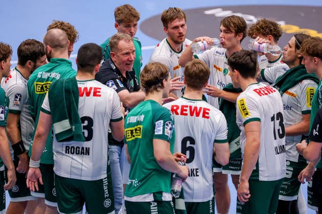 02.10.2026, 6. Spieltag der 2. Handball-Bundesliga, TuSEM Essen - SC DHfK Leipzig. Trainer Frank Carstens (SC DHFK Leipzig hc) macht der Mannschaft eine Ansage in der Auszeit NRW Deutschland