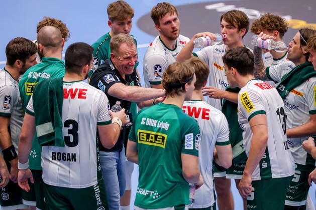 02.10.2026, 6. Spieltag der 2. Handball-Bundesliga, TuSEM Essen - SC DHfK Leipzig. Trainer Frank Carstens (SC DHFK Leipzig hc) macht der Mannschaft eine Ansage in der Auszeit NRW Deutschland
