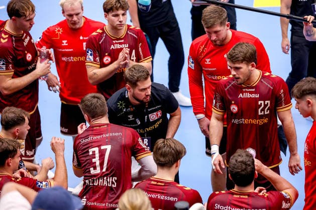 02.10.2026, 6. Spieltag der 2. Handball-Bundesliga, TuSEM Essen - SC DHfK Leipzig. Cheftrainer Kenji Hövels (TUSEM Essen hc) macht der Mannschaft eine Ansage in der Auszeit NRW Deutschland