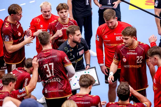 02.10.2026, 6. Spieltag der 2. Handball-Bundesliga, TuSEM Essen - SC DHfK Leipzig. Cheftrainer Kenji Hövels (TUSEM Essen hc) macht der Mannschaft eine Ansage in der Auszeit NRW Deutschland