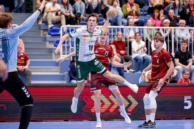 02.10.2026, 6. Spieltag der 2. Handball-Bundesliga, TuSEM Essen - SC DHfK Leipzig. Staffan Peter (SC DHFK Leipzig 18) wirft den Ball auf das Tor von Finn Knaack (TUSEM Essen 12) NRW Deutschland