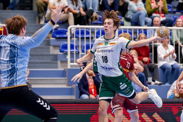02.10.2026, 6. Spieltag der 2. Handball-Bundesliga, TuSEM Essen - SC DHfK Leipzig. Staffan Peter (SC DHFK Leipzig 18) wirft den Ball auf das Tor von Finn Knaack (TUSEM Essen 12) NRW Deutschland