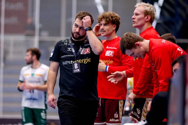 02.10.2026, 6. Spieltag der 2. Handball-Bundesliga, TuSEM Essen - SC DHfK Leipzig. Cheftrainer Kenji Hövels (TUSEM Essen hc) nachdenklich am Spielfeldrand NRW Deutschland