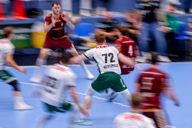 02.10.2026, 6. Spieltag der 2. Handball-Bundesliga, TuSEM Essen - SC DHfK Leipzig. xe14 Felix Göttler (TUSEM Essen 04) beim Kampf um den Ball gegen Tim Hertzfeld (SC DHFK Leipzig 72) am Kreis dynamisch dynamik NRW Deutschland