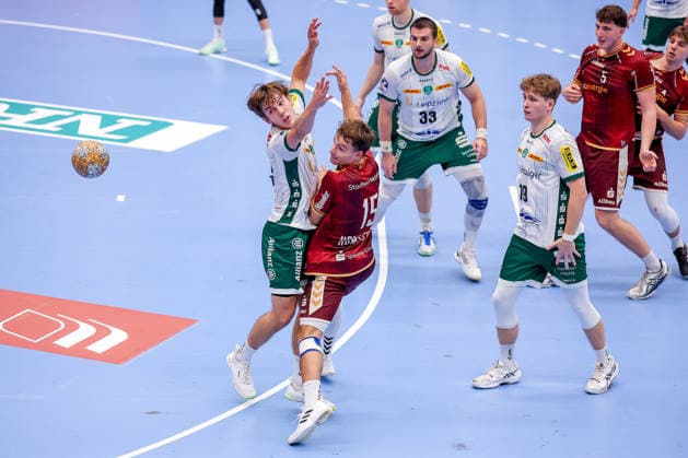 02.10.2026, 6. Spieltag der 2. Handball-Bundesliga, TuSEM Essen - SC DHfK Leipzig. Nils Homscheid (TUSEM Essen 15) im Zweikampf um den Ball gegen Staffan Peter (SC DHFK Leipzig 18) NRW Deutschland