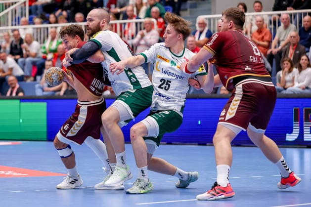 02.10.2026, 6. Spieltag der 2. Handball-Bundesliga, TuSEM Essen - SC DHfK Leipzig. Nils Homscheid (TUSEM Essen 15) wird am Kreis durch Moritz Preuss (SC DHFK Leipzig 67) und Caspar Gauer (SC DHFK Leipzig 25) festgemacht NRW Deutschland