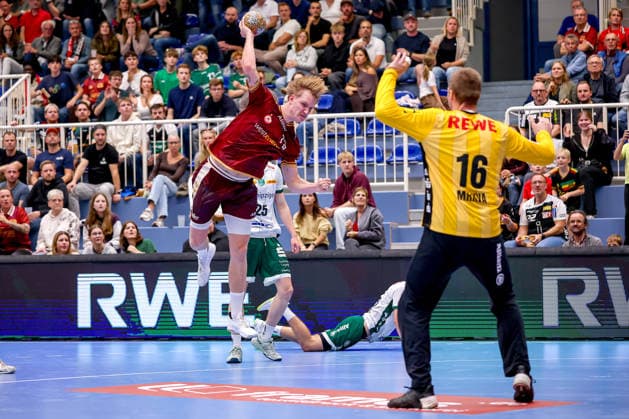 02.10.2026, 6. Spieltag der 2. Handball-Bundesliga, TuSEM Essen - SC DHfK Leipzig. Finley Werschkull (TUSEM Essen 73) wirft den Ball auf das Tor von Tomas Mrkva (SC DHFK Leipzig 16) NRW Deutschland
