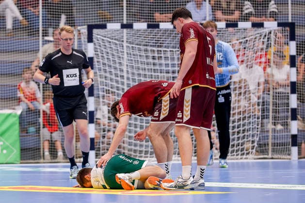 02.10.2026, 6. Spieltag der 2. Handball-Bundesliga, TuSEM Essen - SC DHfK Leipzig. Lukas Binder (SC DHFK Leipzig 11) muss verletzt vom Spielfeld NRW Deutschland