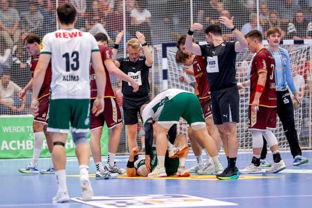 02.10.2026, 6. Spieltag der 2. Handball-Bundesliga, TuSEM Essen - SC DHfK Leipzig. Lukas Binder (SC DHFK Leipzig 11) muss verletzt vom Spielfeld NRW Deutschland