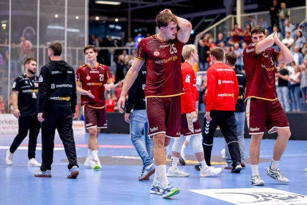 02.10.2026, 6. Spieltag der 2. Handball-Bundesliga, TuSEM Essen - SC DHfK Leipzig. Enttäuschte Gesichter nach der Niederlage gegen leipzig. Tom Wolf (TUSEM Essen 26) Valentin Willner (TUSEM Essen 05) NRW Deutschland
