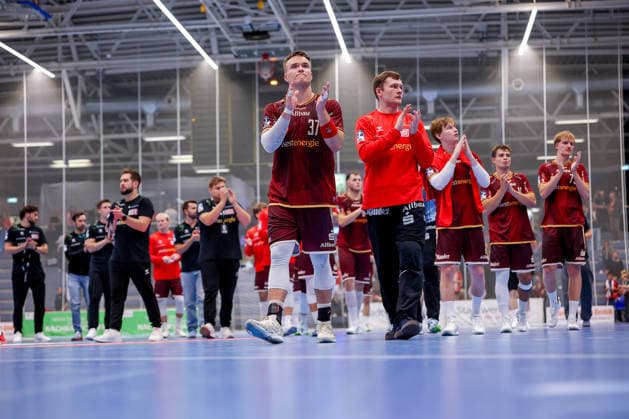 02.10.2026, 6. Spieltag der 2. Handball-Bundesliga, TuSEM Essen - SC DHfK Leipzig. Enttäuschte Gesichter nach der Niederlage gegen leipzig. Max Neuhaus (TUSEM Essen 37) neben Lukas Diedrich (TUSEM Essen 16) Felix Mart (TUSEM Essen 03) NRW Deutschland