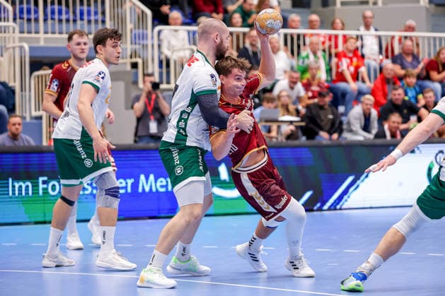02.10.2026, 6. Spieltag der 2. Handball-Bundesliga, TuSEM Essen - SC DHfK Leipzig. Moritz Preuss (SC DHFK Leipzig 67) im Zweikampf gegen Nils Homscheid (TUSEM Essen 15) NRW Deutschland