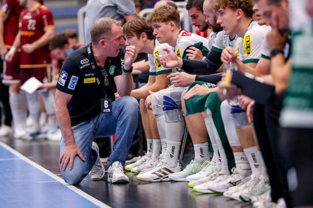 02.10.2026, 6. Spieltag der 2. Handball-Bundesliga, TuSEM Essen - SC DHfK Leipzig. Trainer Frank Carstens (SC DHFK Leipzig hc) gestikulierend am Spielfeldrand NRW Deutschland