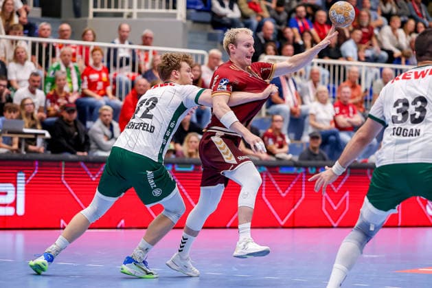 02.10.2026, 6. Spieltag der 2. Handball-Bundesliga, TuSEM Essen - SC DHfK Leipzig. Tim Hertzfeld (SC DHFK Leipzig 72) im Zweikampf gegen Oskar Kostuj (TUSEM Essen 55) NRW Deutschland
