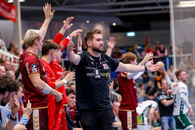 02.10.2026, 6. Spieltag der 2. Handball-Bundesliga, TuSEM Essen - SC DHfK Leipzig. Cheftrainer Kenji Hövels (TUSEM Essen hc) gestikulierend am Spielfeldrand NRW Deutschland