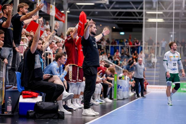 02.10.2026, 6. Spieltag der 2. Handball-Bundesliga, TuSEM Essen - SC DHfK Leipzig. Cheftrainer Kenji Hövels (TUSEM Essen hc) gestikulierend am Spielfeldrand NRW Deutschland