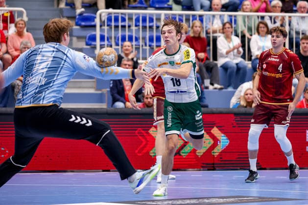 02.10.2026, 6. Spieltag der 2. Handball-Bundesliga, TuSEM Essen - SC DHfK Leipzig. Staffan Peter (SC DHFK Leipzig 18) wirft den Ball auf das Tor von Finn Knaack (TUSEM Essen 12) NRW Deutschland