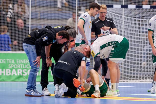 02.10.2026, 6. Spieltag der 2. Handball-Bundesliga, TuSEM Essen - SC DHfK Leipzig. Lukas Binder (SC DHFK Leipzig 11) muss verletzt vom Spielfeld NRW Deutschland