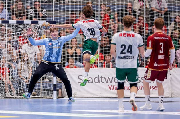 02.10.2026, 6. Spieltag der 2. Handball-Bundesliga, TuSEM Essen - SC DHfK Leipzig. Finn Knaack (TUSEM Essen 12) verteidigt das Tor gegen Staffan Peter (SC DHFK Leipzig 18) NRW Deutschland