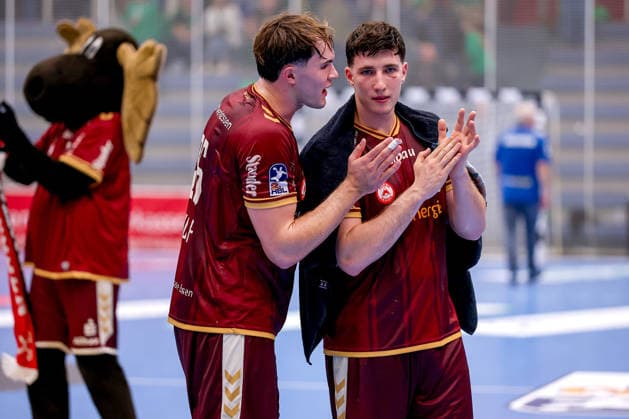 02.10.2026, 6. Spieltag der 2. Handball-Bundesliga, TuSEM Essen - SC DHfK Leipzig. Enttäuschte Gesichter nach der Niederlage gegen leipzig. Tom Wolf (TUSEM Essen 26) neben Valentin Willner (TUSEM Essen 05) NRW Deutschland