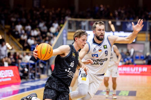 HAKRO Merlins Crailsheim - Tigers Tuebingen, Herren, 2. Bundesliga, Barmer 2. Basketball Bundesliga, pro A, 2. Spieltag, Spielzeit 2026 2027, 02.10.2026 Aiden Warnholtz (Tigers Tuebingen, 03) mit dem Ball gegen Hendrik Helge Drescher (HAKRO Merlins Crailsheim, 09)