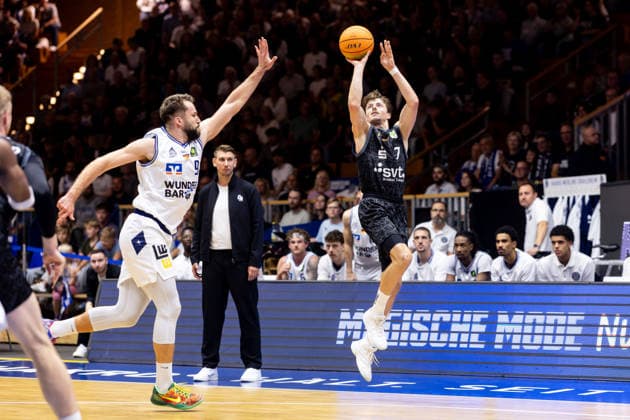 HAKRO Merlins Crailsheim - Tigers Tuebingen, Herren, 2. Bundesliga, Barmer 2. Basketball Bundesliga, pro A, 2. Spieltag, Spielzeit 2026 2027, 02.10.2026 Lars Kamp (Tigers Tuebingen, 07) beim einbeinigen Dreier gegen Hendrik Helge Drescher (HAKRO Merlins Crailsheim, 09)