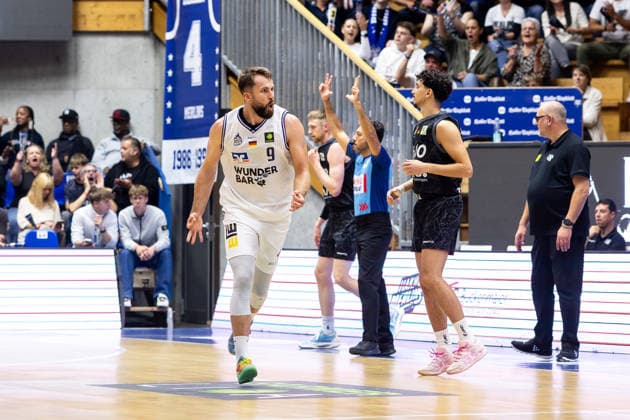 HAKRO Merlins Crailsheim - Tigers Tuebingen, Herren, 2. Bundesliga, Barmer 2. Basketball Bundesliga, pro A, 2. Spieltag, Spielzeit 2026 2027, 02.10.2026 Hendrik Helge Drescher (HAKRO Merlins Crailsheim, 09) jubelt ausgelassen nach einem erfolgreichen Dreier