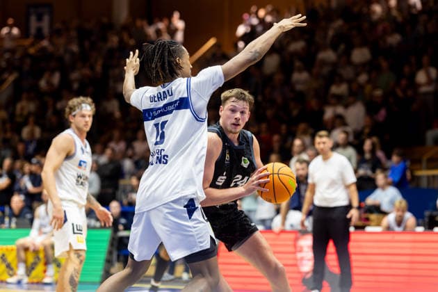 HAKRO Merlins Crailsheim - Tigers Tuebingen, Herren, 2. Bundesliga, Barmer 2. Basketball Bundesliga, pro A, 2. Spieltag, Spielzeit 2026 2027, 02.10.2026 Creighton Morisch (Tigers Tuebingen, 24) unter dem Korb gegen Peyton Kennedy Gerald (HAKRO Merlins Crailsheim, 13)