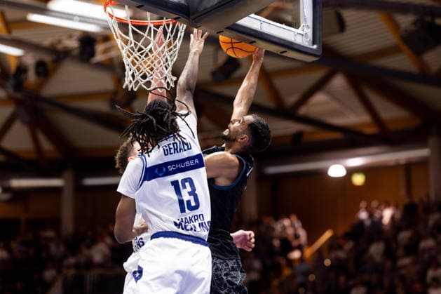 HAKRO Merlins Crailsheim - Tigers Tuebingen, Herren, 2. Bundesliga, Barmer 2. Basketball Bundesliga, pro A, 2. Spieltag, Spielzeit 2026 2027, 02.10.2026 Tim Smith (Tigers Tuebingen, 02) beim Versuch des Dunkings ueber Peyton Kennedy Gerald (HAKRO Merlins Crailsheim, 13)