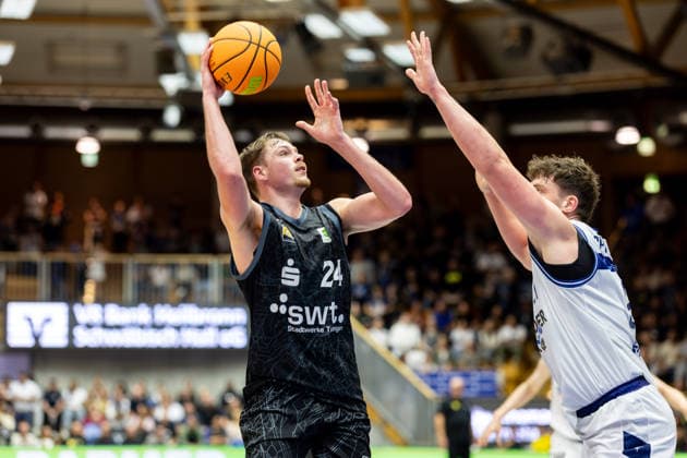 HAKRO Merlins Crailsheim - Tigers Tuebingen, Herren, 2. Bundesliga, Barmer 2. Basketball Bundesliga, pro A, 2. Spieltag, Spielzeit 2026 2027, 02.10.2026 Creighton Morisch (Tigers Tuebingen, 24) gegen Till Isemann (HAKRO Merlins Crailsheim, 21)