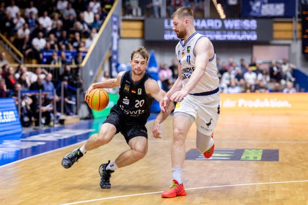 HAKRO Merlins Crailsheim - Tigers Tuebingen, Herren, 2. Bundesliga, Barmer 2. Basketball Bundesliga, pro A, 2. Spieltag, Spielzeit 2026 2027, 02.10.2026 Simon Feneberg (Tigers Tuebingen, 20) gegen Luc van Slooten (HAKRO Merlins Crailsheim, 11)