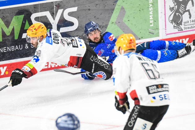 Straubing Tigers vs. Pinguins Bremerhaven, Eishockey, Deutsche Eishockey Liga, Penny DEL, 5.Spieltag, Saison 2026 2027, 02.10.2026 Nicolas Beaudin (Straubing Tigers) schmeisst alles gegen Colt Adam Conrad (Pinguins Bremerhaven) rein, Eishockey Herren, Deutsche Eishockey Liga, Penny DEL, 5.Spieltag, Saison 2026 2027 am 02.10.2026 im Eisstadion am Pulverturm, Straubing Tigers (blau) gegen Pinguins Bremerhaven (weiss)