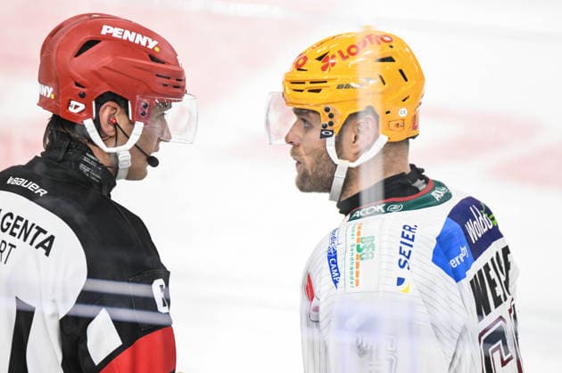 Straubing Tigers vs. Pinguins Bremerhaven, Eishockey, Deutsche Eishockey Liga, Penny DEL, 5.Spieltag, Saison 2026 2027, 02.10.2026 Christian Wejse (Pinguins Bremerhaven) im Gespraech mit Schiedsrichter Lukas Voit, Eishockey Herren, Deutsche Eishockey Liga, Penny DEL, 5.Spieltag, Saison 2026 2027 am 02.10.2026 im Eisstadion am Pulverturm, Straubing Tigers (blau) gegen Pinguins Bremerhaven (weiss)