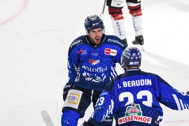 Straubing Tigers vs. Pinguins Bremerhaven, Eishockey, Deutsche Eishockey Liga, Penny DEL, 5.Spieltag, Saison 2026 2027, 02.10.2026 Spencer Kersten und J.C. Beaudin (Straubing Tigers) bejubeln den Treffer, Eishockey Herren, Deutsche Eishockey Liga, Penny DEL, 5.Spieltag, Saison 2026 2027 am 02.10.2026 im Eisstadion am Pulverturm, Straubing Tigers (blau) gegen Pinguins Bremerhaven (weiss)