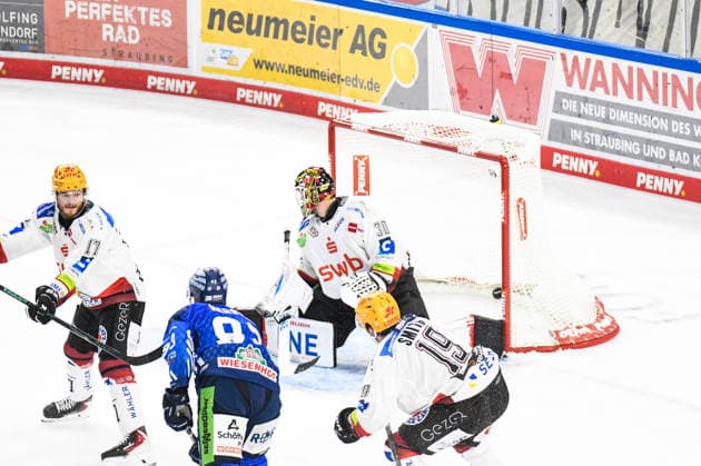 Straubing Tigers vs. Pinguins Bremerhaven, Eishockey, Deutsche Eishockey Liga, Penny DEL, 5.Spieltag, Saison 2026 2027, 02.10.2026 Spencer Kersten (Straubing Tigers) ueberwindet Kristers Gudlevskis (Pinguins Bremerhaven), Eishockey Herren, Deutsche Eishockey Liga, Penny DEL, 5.Spieltag, Saison 2026 2027 am 02.10.2026 im Eisstadion am Pulverturm, Straubing Tigers (blau) gegen Pinguins Bremerhaven (weiss)