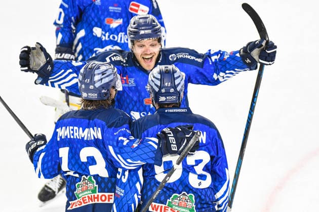 Straubing Tigers vs. Pinguins Bremerhaven, Eishockey, Deutsche Eishockey Liga, Penny DEL, 5.Spieltag, Saison 2026 2027, 02.10.2026 Spencer Kersten, Mario Zimmermann und Tim Brunnhuber (Straubing Tigers) bejubeln den Treffer, Eishockey Herren, Deutsche Eishockey Liga, Penny DEL, 5.Spieltag, Saison 2026 2027 am 02.10.2026 im Eisstadion am Pulverturm, Straubing Tigers (blau) gegen Pinguins Bremerhaven (weiss)