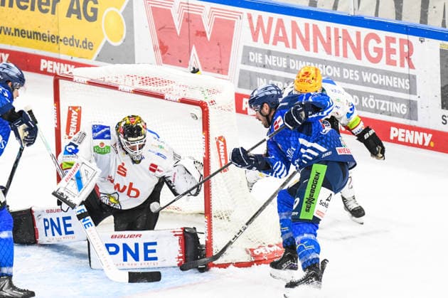 Straubing Tigers vs. Pinguins Bremerhaven, Eishockey, Deutsche Eishockey Liga, Penny DEL, 5.Spieltag, Saison 2026 2027, 02.10.2026 Spencer Kersten (Straubing Tigers) vergibt knapp das Tor gegen Kristers Gudlevskis (Pinguins Bremerhaven), Eishockey Herren, Deutsche Eishockey Liga, Penny DEL, 5.Spieltag, Saison 2026 2027 am 02.10.2026 im Eisstadion am Pulverturm, Straubing Tigers (blau) gegen Pinguins Bremerhaven (weiss)