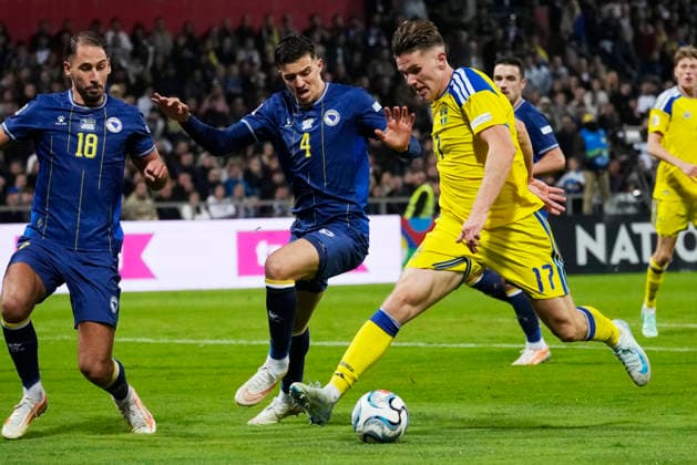 ZENICA, BOSNIA AND HERZEGOVINA 20261002 Sweden s Viktor Gyökeres against Bosnia s Tarik MuharemoviÄ‡ during Friday s Nations League soccer match between Bosnia and Herzegovina and Sweden at Bilino Polje stadium in Zenica.