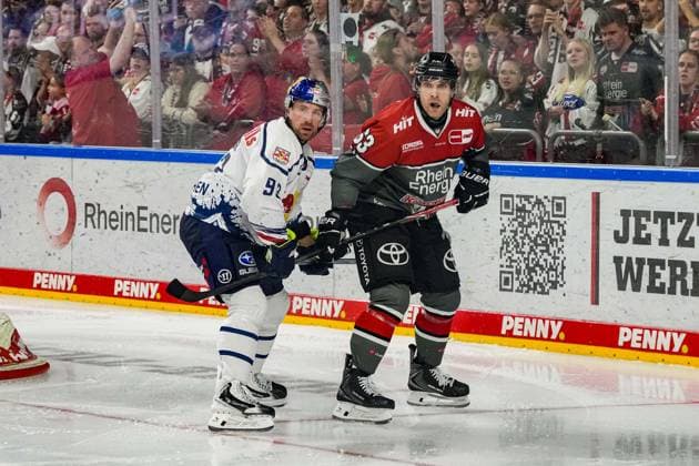 Eishockey Penny-DEL 5.Spieltag Kölner Haie - EHC Red Bull München am 02.10.2026 in der Lanxess Arena in Köln Maximilian Kastner ( München ), links - Patrick Russell ( Köln ), rechts Gemäß den Vorgaben der DEL Deutsche Eishockey Liga ist die Publikation und Weiterverwertung der Aufnahmen in elektronischen Medien und Endgeräten aller Art während des laufenden Spiels nicht zulässig.