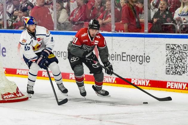 Eishockey Penny-DEL 5.Spieltag Kölner Haie - EHC Red Bull München am 02.10.2026 in der Lanxess Arena in Köln Lucas Thaler ( München ), links - Markus Ljungh ( Köln ), rechts Gemäß den Vorgaben der DEL Deutsche Eishockey Liga ist die Publikation und Weiterverwertung der Aufnahmen in elektronischen Medien und Endgeräten aller Art während des laufenden Spiels nicht zulässig.