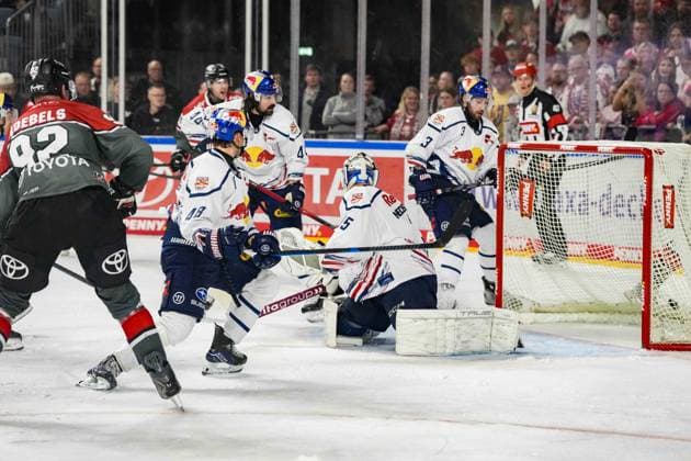 Eishockey Penny-DEL 5.Spieltag Kölner Haie - EHC Red Bull München am 02.10.2026 in der Lanxess Arena in Köln Marcel Noebels ( Köln ), links - erzielt seinen zweiten Treffer zum 2:4 Gemäß den Vorgaben der DEL Deutsche Eishockey Liga ist die Publikation und Weiterverwertung der Aufnahmen in elektronischen Medien und Endgeräten aller Art während des laufenden Spiels nicht zulässig.