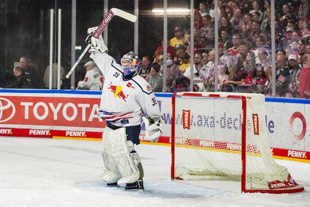 Eishockey Penny-DEL 5.Spieltag Kölner Haie - EHC Red Bull München am 02.10.2026 in der Lanxess Arena in Köln Mathias Niederberger ( München ), bejubelt den 2:4 Auswärtssieg Gemäß den Vorgaben der DEL Deutsche Eishockey Liga ist die Publikation und Weiterverwertung der Aufnahmen in elektronischen Medien und Endgeräten aller Art während des laufenden Spiels nicht zulässig.