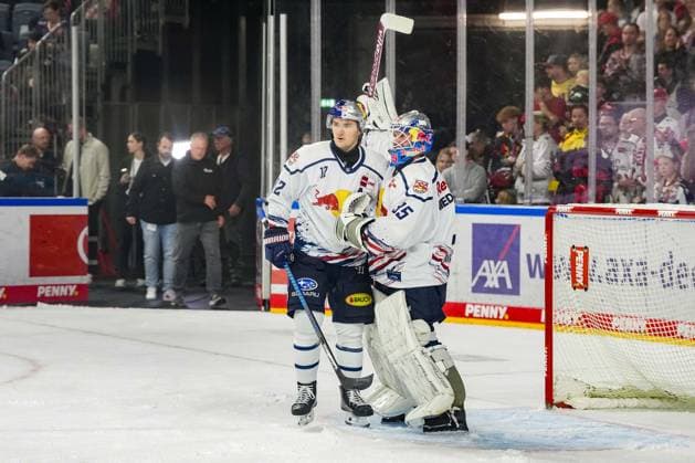 Eishockey Penny-DEL 5.Spieltag Kölner Haie - EHC Red Bull München am 02.10.2026 in der Lanxess Arena in Köln Mathias Niederberger ( München ), rechts - bejubelt mit Brady Ferguson ( Müncen ), links den 2:4 Auswärtssieg Gemäß den Vorgaben der DEL Deutsche Eishockey Liga ist die Publikation und Weiterverwertung der Aufnahmen in elektronischen Medien und Endgeräten aller Art während des laufenden Spiels nicht zulässig.