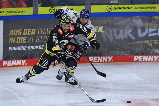 Eishockey Penny DEL 5. Spieltag Krefeld Pinguine - ERC Ingolstadt am 02.10.2026 in der Yayla Arena in Krefeld Phil Varone ( Krefeld ), vorne - Nicolas Appendino ( Ingolstadt ), hinten Gemäß den Vorgaben der DEL Deutsche Eishockey Liga ist die Publikation und Weiterverwertung der Aufnahmen in elektronischen Medien und Endgeräten aller Art während des laufenden Spiels nicht zulässig.