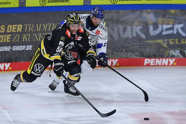 Eishockey Penny DEL 5. Spieltag Krefeld Pinguine - ERC Ingolstadt am 02.10.2026 in der Yayla Arena in Krefeld Phil Varone ( Krefeld ), vorne - Nicolas Appendino ( Ingolstadt ), hinten Gemäß den Vorgaben der DEL Deutsche Eishockey Liga ist die Publikation und Weiterverwertung der Aufnahmen in elektronischen Medien und Endgeräten aller Art während des laufenden Spiels nicht zulässig.