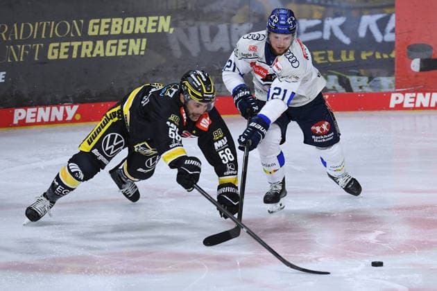 Eishockey Penny DEL 5. Spieltag Krefeld Pinguine - ERC Ingolstadt am 02.10.2026 in der Yayla Arena in Krefeld Phil Varone ( Krefeld )+, links - Nicolas Appendino ( Ingolstadt ), rechts Gemäß den Vorgaben der DEL Deutsche Eishockey Liga ist die Publikation und Weiterverwertung der Aufnahmen in elektronischen Medien und Endgeräten aller Art während des laufenden Spiels nicht zulässig.